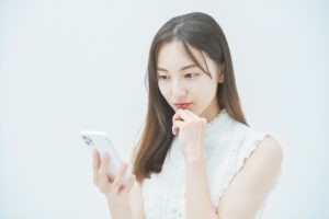 スマホを触る女性